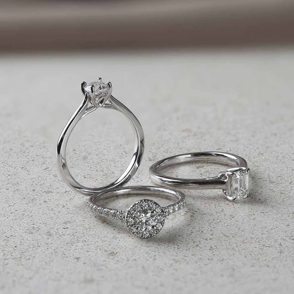 Joyería Eternity Diamonds de anillos de compromiso con diamantes naturales y diamante de laboratorio. Diseño solitario, pavé, halo y personalizdos.